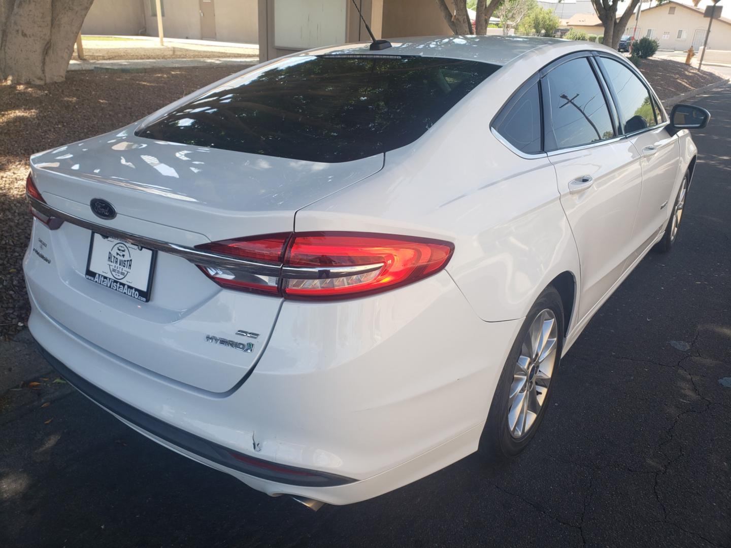 2017 WHITE /black Ford Fusion Hybrid SE hybrid (3FA6P0LUXHR) with an 2.4L L4 DOHC 16V engine, 6-Speed Automatic transmission, located at 323 E Dunlap Ave., Phoenix, AZ, 85020, (602) 331-9000, 33.567677, -112.069000 - Photo#3